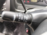 ステアリングコラム左側に配置されたワイパースイッチレバー周辺のカットです。日常の使用環境に伴う樹脂表面の現在の質感やコンディションを画像よりご確認ください。