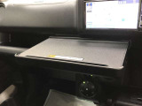 車内での仕事や食事の際に便利なインパネテーブル!A4サイズのノートパソコンやお弁当などが置けます。最大重量10kgのものまで置くことができます。