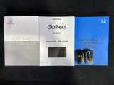 スマートキーは鍵をバッグに入れたままでもドアロックの開閉やエンジンのON・OFFができます。夜間や雨の日も鍵を探さなくて良いので便利です。