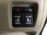 【両側パワースライドドア】両側がパワースライドドアになっており、運転席のスイッチやスマートキーでも開閉が可能です!開口部も広いので乗り降りも楽々♪