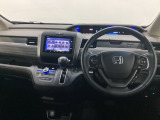 車内は光触媒抗菌消臭施工済です。インパネ周りはスタイリッシュなデザインで機能や装備も充実しています。グローブボックスやカップホルダーのほかにトレーなどたくさんの収納スペースが付いています。