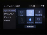 ディスプレイオーディオを装備。スマートフォンと車を繋ぐことで、これまでのナビに加えて色々なサービスが楽しめます。