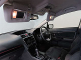 運転席、助手席にはライト付きのバニティーミラーがあり、身だしなみチェックが簡単で出来ますね!