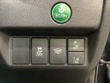 Hondaセンシング用の、VSA(ABS+TCS+横滑り抑制)解除と路外逸脱抑制機能のオンオフスイッチなどはハンドルの右側に装備しています。燃費に役立つECONボタンもここです。