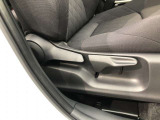 運転席シート座面は上下アジャスター付きです。お好みの位置に調整可能です。
