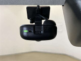 安心のドライブレコーダー付。映像・音声などを記録する自動車用の車載装置です。事故の際の記録はもちろん、旅行の際の思い出としてドライブ映像を楽しめます。