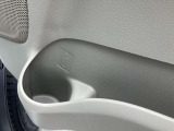 ペットボトルなどはドアトリムに置くことができます。