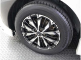 かっこいいホイールですね。 車のイメージを大きく左右するホイール部分はコダワリを持ちたいですね。
