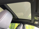 【調光パノラマルーフ】車内の解放感が一気に上がる大型パノラマルーフに調光機能がプラス!日差しが強い時、シェードを閉めなくてもガラスの透明度を調整することで心地よい明るさに♪