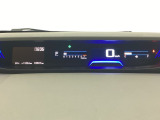 中央にデジタル表示のスピードメーターを配したハイブリット専用メーターになっています。左側のインフォメーション画面で燃費などの情報を確認できます。