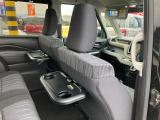 リヤシートも全車消毒済み。前に便利な【パーソナルテーブル】も装備。