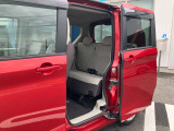 ハンズフリー機能付きなので足を車体下に通すと電動でスライドドアが開閉します♪