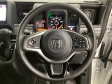 ハンドルにHondaセンシング系のクルーズコントロールやレーンキープアシストなどのスイッチと、オーディオの操作スイッチが装備されています。ハンドルから手を離さず安全に操作できます。