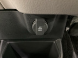 アクセサリーソケットはUSBのアダプターなどをつければ、スマホの充電にも使えます。周辺には物が置けるボックスがついています。