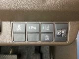 ハンドルの右側にはヘッドライトレベライザーとHondaセンシング用のメインスイッチがついています。ヘッドライトレベライザーは道路状況や積荷の加重に応じてライトの高さを調節できます。