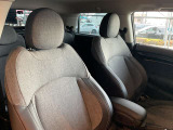 MINIのシートは体を包み込むようなデザインになっているので長時間運転しても疲れにくい設計です。