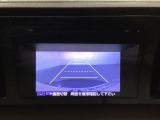 バックでの車庫入れも安心です! リアカメラが付いているバックモニター付のディスプレイオーディオを装備しております。操作線もついており距離感も画面から確認できます。