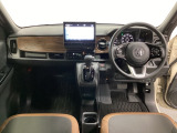 車内は光触媒抗菌消臭施工済です。インパネ周りはスタイリッシュなデザインで機能や装備も充実しています。グローブボックスやカップホルダーのほかにトレーなどたくさんの収納スペースが付いています。