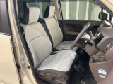 乗降がしやすい運転席。高さが調節できて小柄な方でも運転しやすいポジションをとることができます。