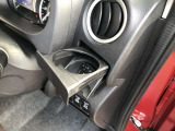 プッシュプル収納型の運転席・助手席ドリンクホルダー。近くて便利。エアコンの風でほんの少し温度をkeepも