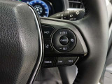 ステアリング右側には、運転支援機能を手元で操作できるスイッチ類を配置しています