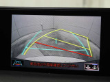 車庫入れや縦列駐車などの際に、後退操作の参考になるガイドラインをモニター画面に表示します。