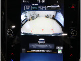 後方映像を11.6インチディスプレイに表示し、ステアリング連動ガイドラインが駐車をサポート。さらに後退時はリヤ4センサーが障害物を検知し、必要に応じてブレーキが作動します。