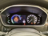 ハイブリット車専用のメーターです。右側の大型スピードメーターに加え、ステアリングスイッチを使って左のサブデスプレイで燃費や動力伝達などの情報が見れるようになっています。
