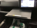 車内での仕事や食事の際に便利なインパネテーブル!A4サイズのノートパソコンやお弁当などが置けます。最大重量10kgのものまで置くことができます。