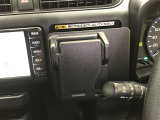 マルチホルダーです。スマートフォンやメモ帳などを置いておくのに便利です。プッシュすると小物入れが出現します。