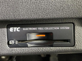 【ETC】有料道路を利用する際に料金所で停止することなく通過できる、ETC車載器(ノンストップ自動料金収受システム機器)が装備されています。セットアップを行うことで利用可能になります。