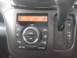 運転席・助手席のどちらからも操作しやすい、オートエアコンです。