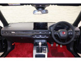 操作性に優れた運転席となります!小物入れや各ボタンの配置にこだわり、使いやすいです!座り心地もよく視認性も良好なのでロングドライブもお任せ下さい!