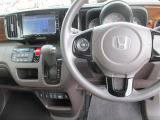 CVT車のセレクトレバーです。低速から高速まで、変速ショックのないスムーズな走りを実現するとともに、エンジン効率のよい領域を維持することで燃費にも貢献します