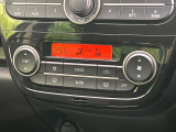 【オートエアコン】一度お好みの温度に設定すれば、車内の温度を検知し風量や温度を自動で調整。暑い&hellip;寒い&hellip;と何度もスイッチ操作をする必要はありません。快適な車内空間には必須の機能ですね♪