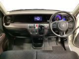 車内は光触媒抗菌消臭施工済です。スタイリッシュなデザインで暖かみのあるインパネ周りを演出します。グローブボックスやカップホルダーのほかにトレーなどたくさんの収納スペースが装備されています。