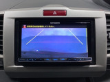バックでの車庫入れも安心です! リアカメラが付いているバックモニター付のナビを装備しております。操作線もついており距離感も画面から確認できます。