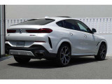 スタイリッシュなリアビュー。リアフォグランプを採用し、悪天候の走行時に後続のドライバーにし車両を示します。デザインだけではなく、安全面にも抜かりが無いBMWで駆け抜ける喜びを体感下さい。