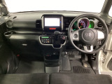 車内は光触媒抗菌消臭施工済です。スタイリッシュなデザインでスポーティなインパネ周りを演出します。グローブボックスやカップホルダーのほかにトレーなどたくさんの収納スペースが付いています。