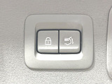 【パワーバックドア】スマートキーや運転席のボタンを押すだけでリアゲートが自動で開閉します!荷物を持っている時や、高い位置にあるバックドアを閉める際に便利な機能です♪