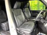 運転席まわりには十分なスペースがあり、大柄な方でもゆったり運転していただける環境です。