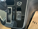 電動パーキングブレーキは、従来の足踏み式に比べ、しっかりと車をホールドしてくれるので安心です。女性の方には特に安心いただける装備です