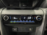 【オートエアコン】一度お好みの温度に設定すれば、車内の温度を検知し風量や温度を自動で調整してくれます。