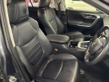 運転席の画像です。足元やシートまわりに余裕があり、リラックスした姿勢で運転が可能です。視界も良好で操作系へのアクセスもしやすく、快適で安心感のあるドライブをサポートします。