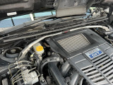 【STIタワーバー】お車の剛性を高めるタワーバーを装備。よりスムーズなコーナリング走行が可能となり、走りも楽しめます。