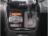 【オートエアコン】1年中快適な室内を提供!車内温度を設定すると、風量を自動で調整してくれます。