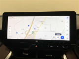 【12.3インチディスプレイオーディオ】センター通信型コネクティッドナビに加え、車載ナビ機能を搭載しています。通信エリア外でも、シームレスなナビドライブをサポート!