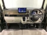 車内は光触媒抗菌消臭施工済です。インパネ周りはスタイリッシュなデザインで機能や装備も充実しています。グローブボックスやカップホルダーのほかにトレーなどたくさんの収納スペースが付いています。