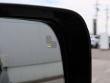【ブラインドスポットモニター】左右斜め後ろを平行して走る車を認識し、車線変更の際に危険を察知するとドライバーへ警告を促します。夜・雨・トンネル内など走行時の環境が悪い時ほど頼りになる安全装置です。
