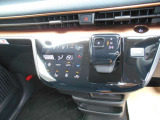 車内の室温を自動で一定に保ってくれる便利なオートエアコンが付いています。温度を設定するとクルマがエアコン噴出し温度を上げたり下げたり風量を変えたりしてくれるので運転に集中が出来ますよ。